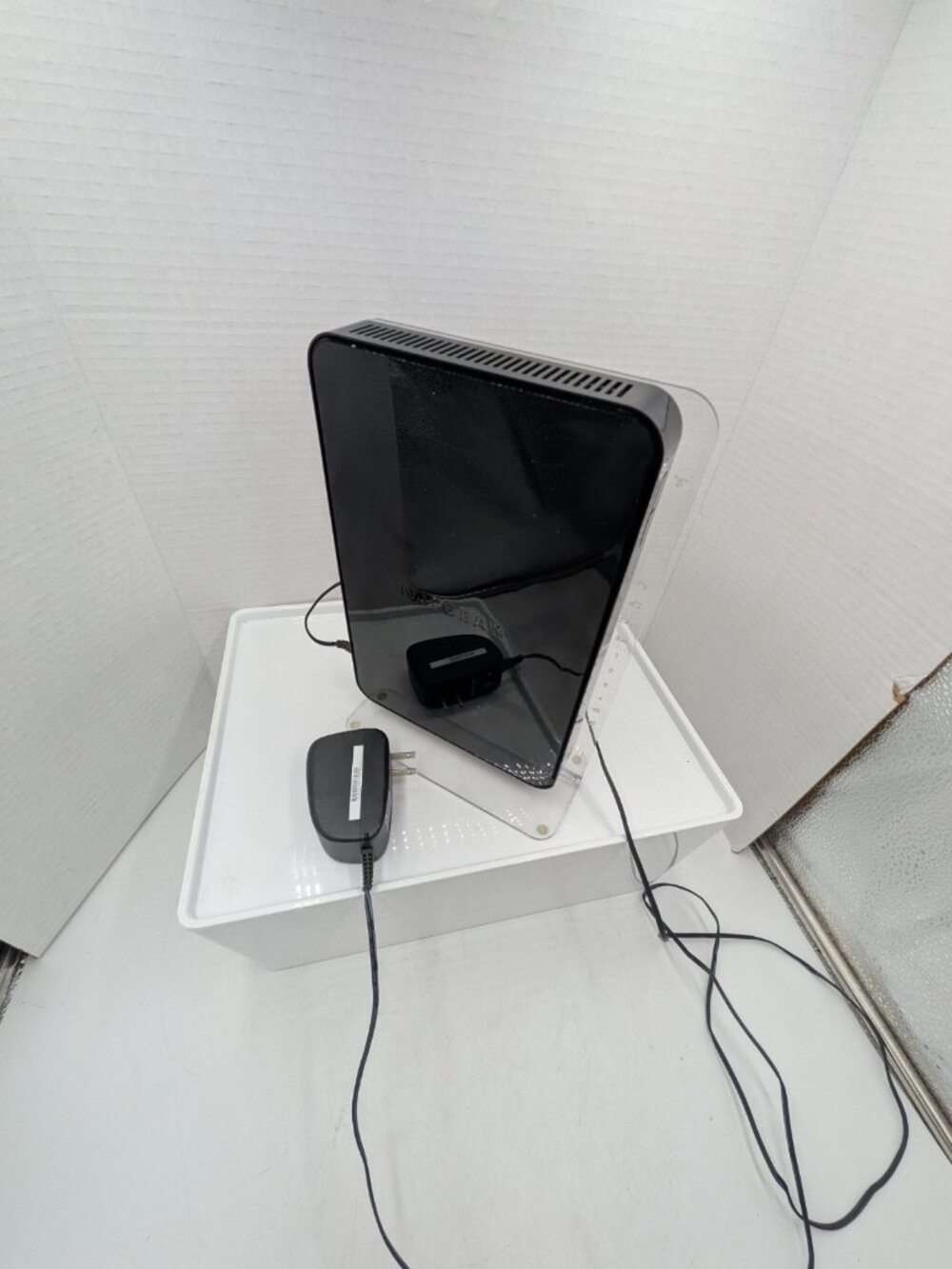 Netgear WNDR4500v3 Modem / Router - Picture 2 of 6
